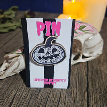 Charger l'image dans la galerie, Pumpkin Pin Badge