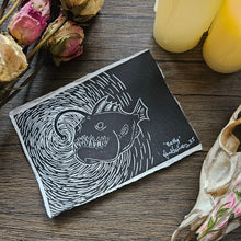 画像をギャラリービューアに読み込む, Betty the Angler fish A6 lino print